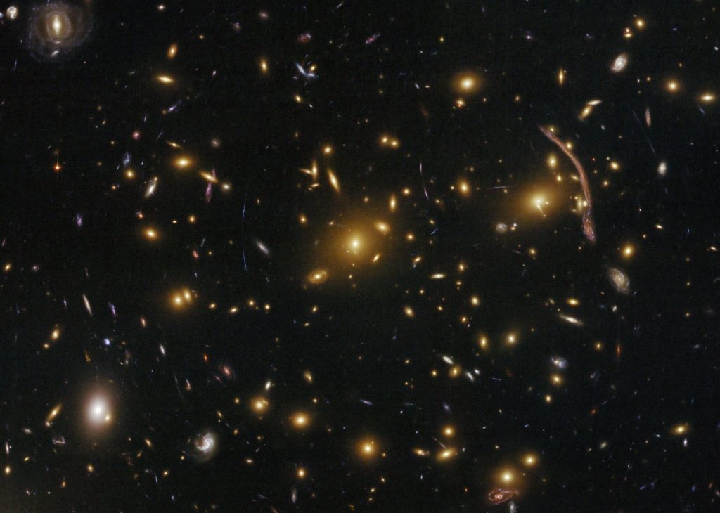 Gromada galaktyk Abell 370 sfotografowana przez Kosmiczny Teleskop Hubble'a.  // Źródło: NASA Gromada galaktyk Abell 370 sfotografowana przez Kosmiczny Teleskop Hubble'a.  // Źródło: NASA